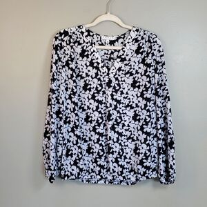 Chaus NY women's blk & white floral blouse. V neck, size medium
